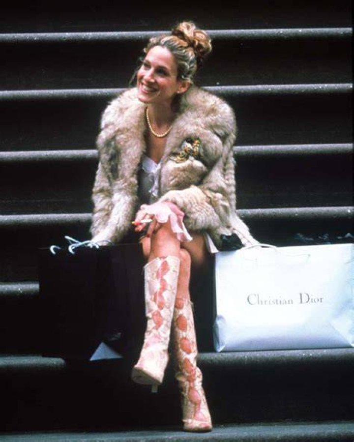 10 Iconic Carrie Bradshaw Outfits to Add to Your Closet