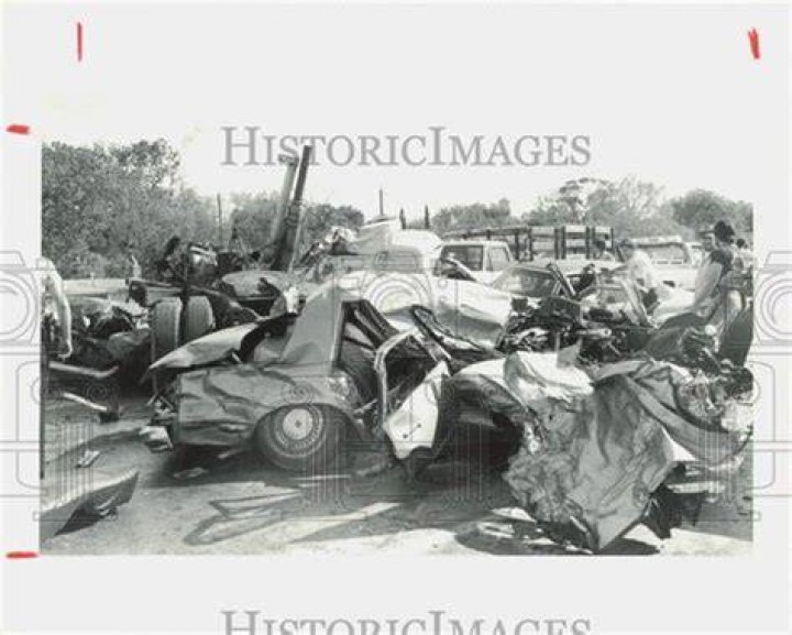 1981 Press Photo Man Wreckage Car Accident Pinellas Bayway Petersburg