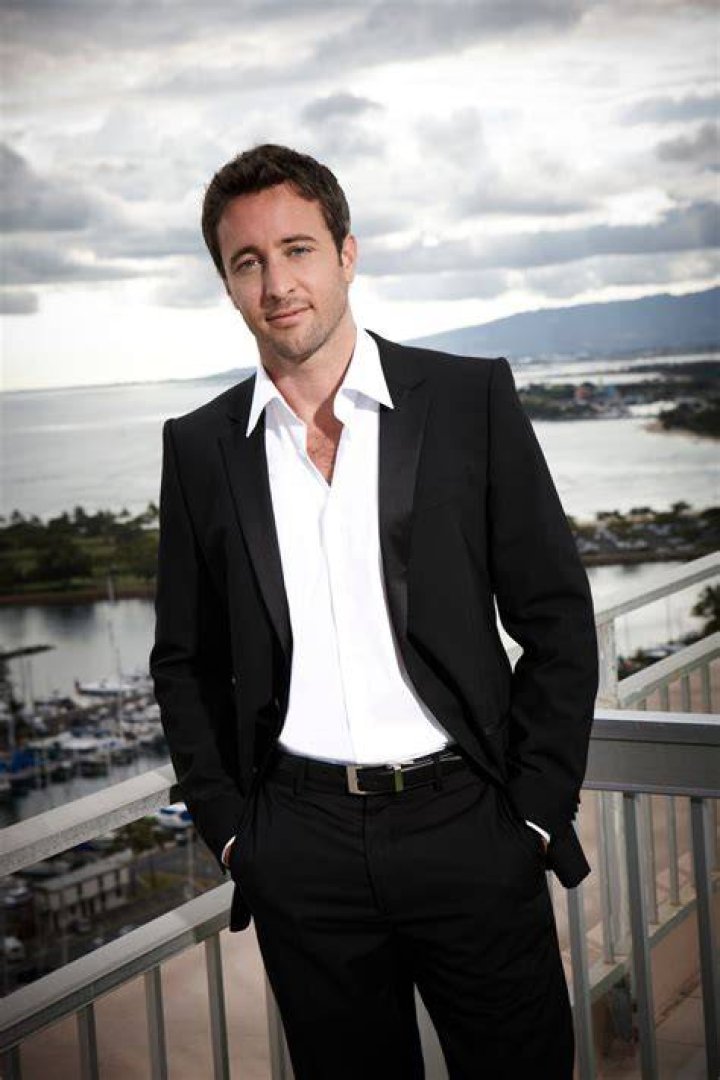 Alex O'Loughlin 'Hawaii Five0' Set with Son Saxon! Photo 2566158