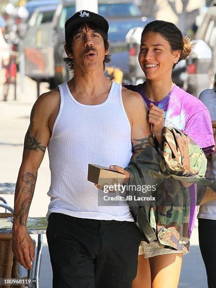 Anthony Kiedis (L) and Helena Vestergaard attend a basketball game