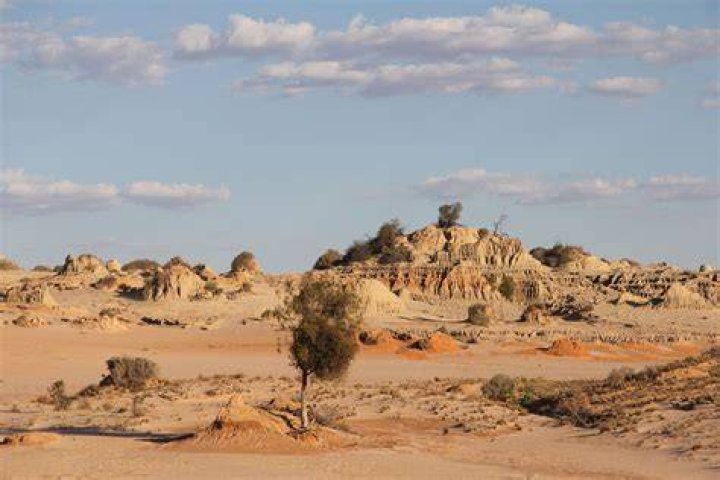 AUSTRALIA LAKE MUNGO, A JOURNEY BACK IN TIME Living in Montenegro )