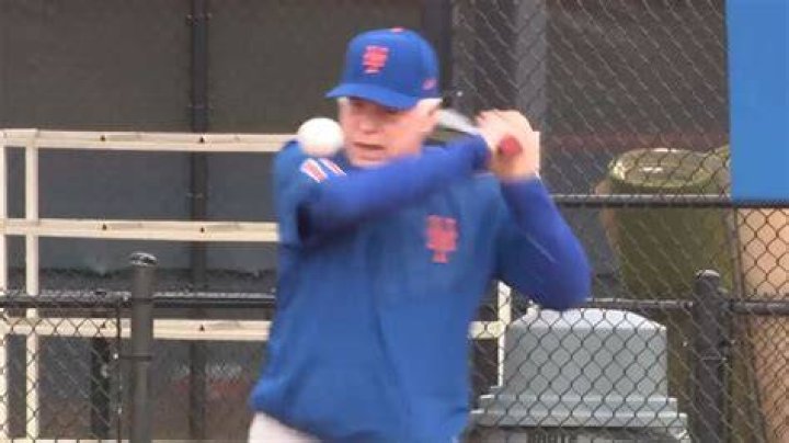 Buck Showalter goes viral for nifty bat work at Mets camp