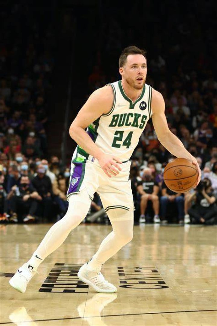 Bucks Sign Pat Connaughton Hoops Rumors