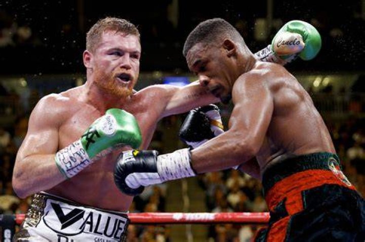 Canelo Alvarez beats Daniel Jacobs in middleweight title fight