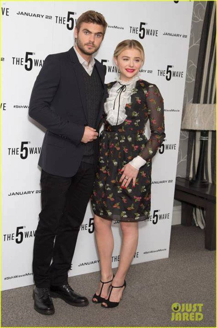Chloe Moretz & Alex Roe Bring 'The 5th Wave' to London Photo 3557159