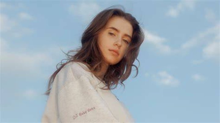 Clairo&rsquo;s &lsquo;Pretty Girl&rsquo; Went Viral. Then She Had to Prove Herself. The