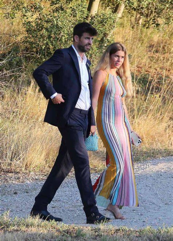 Clara Ch&iacute;a, novia de Piqu&eacute;, enciende Instagram con vestido ajustado