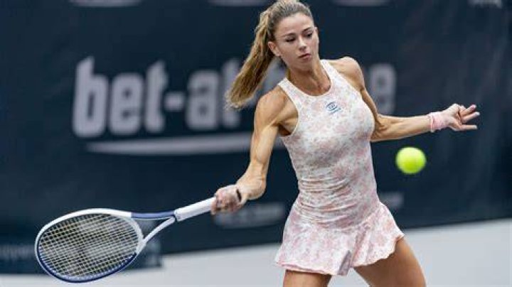 Critiche alla tennista Camilla per le foto in intimo, ma se lo
