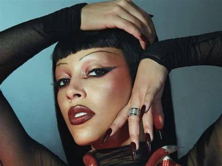 Doja Cat divulga capa assustadora de nova m&uacute;sica com dem&ocirc;nio no canto
