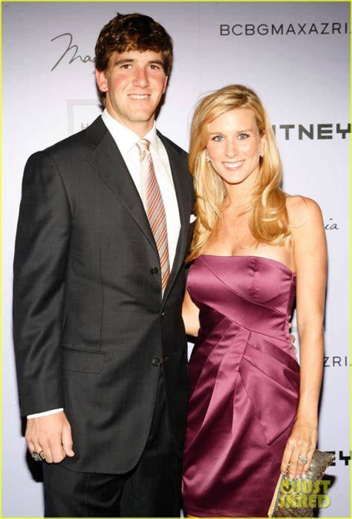 Eli Manning&rsquo;s Wife Abby Cheers For Giants From the Cheap Seats
