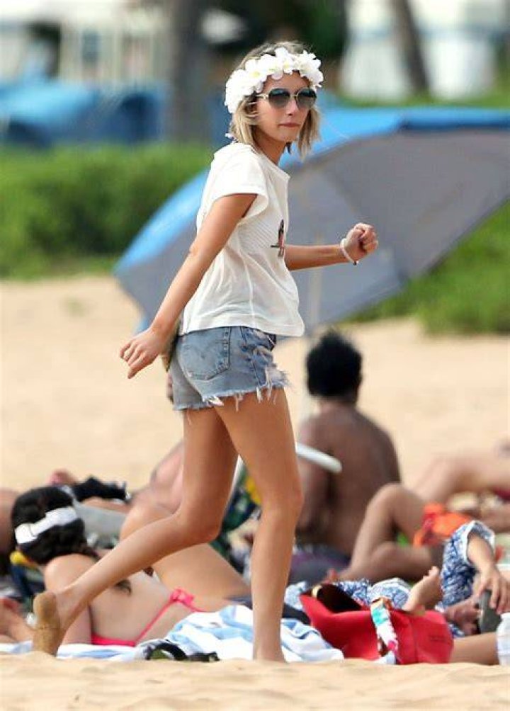 Emma Roberts in Bikini Beach in Miami 7/14/2016 &bull; CelebMafia