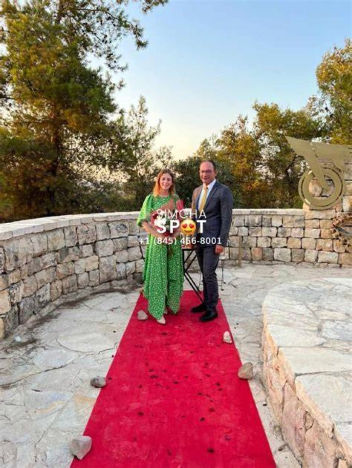 Engagement of Yehoshua Horvitz to Chaya Mendelsohn Simcha Spot