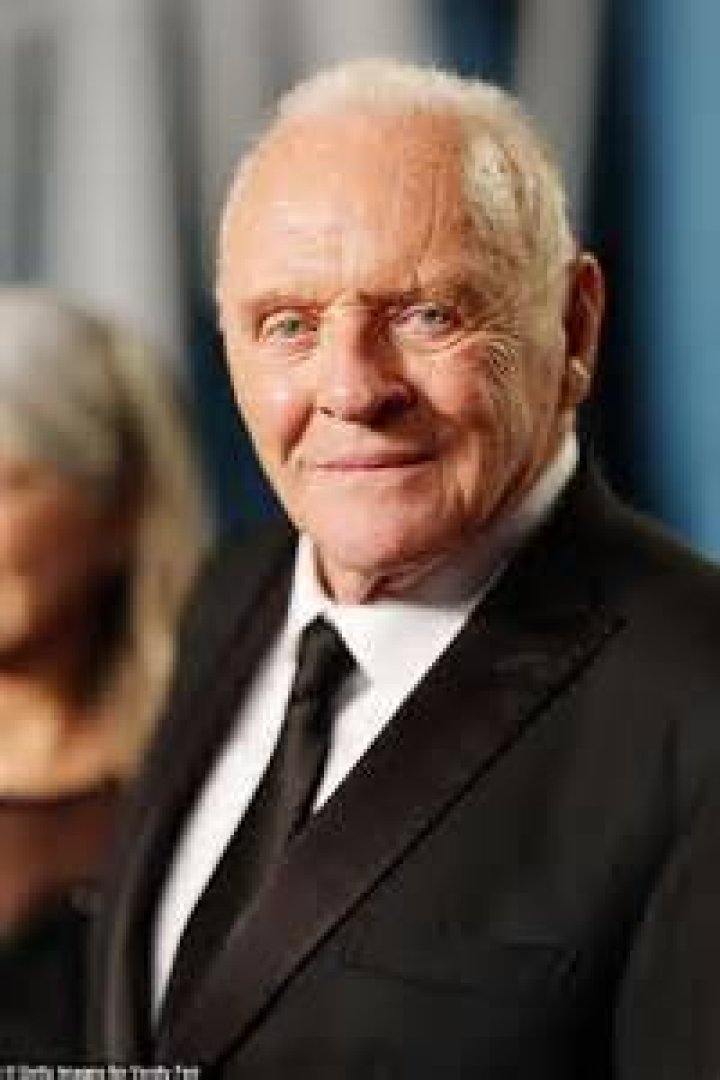 First Look Sir Anthony Hopkins and Jonathan Pryce in &lsquo;The Two Popes