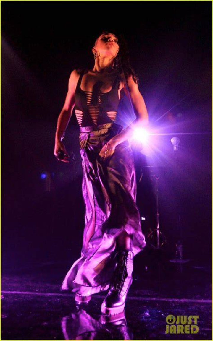 FKA twigs Puts Her Toned Arms On Display at London Concert Photo