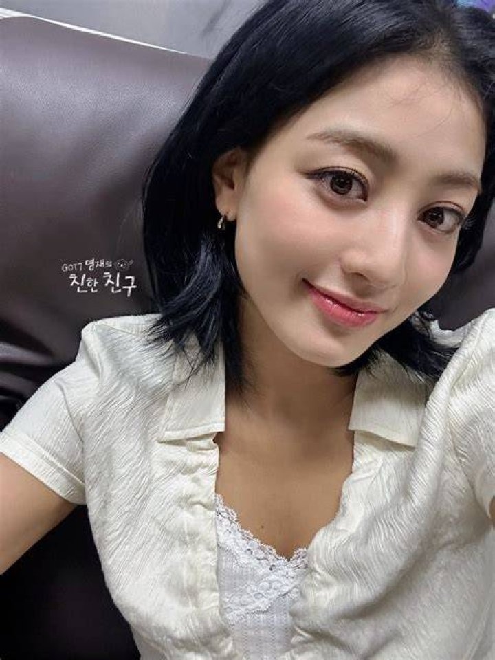 Follow Jihyo On Twitter For Exclusive Updates