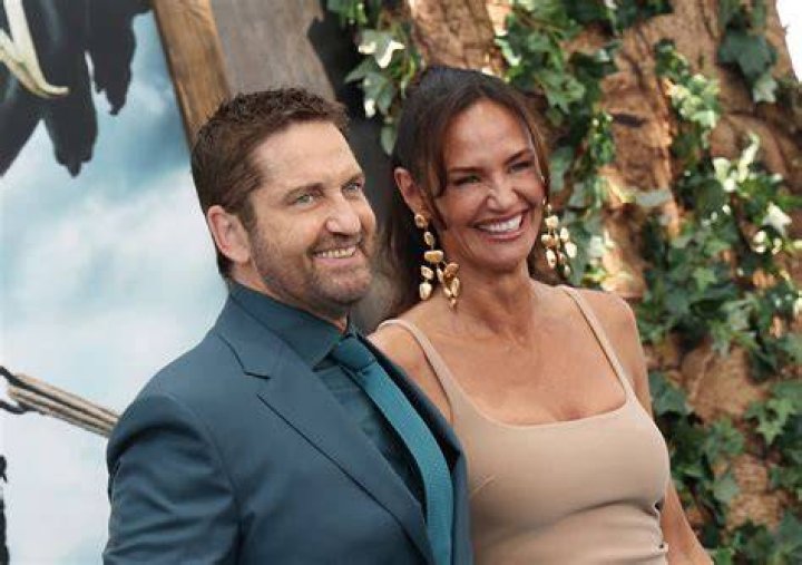 Gerard Butler and girlfriend Brown kiss at premiere