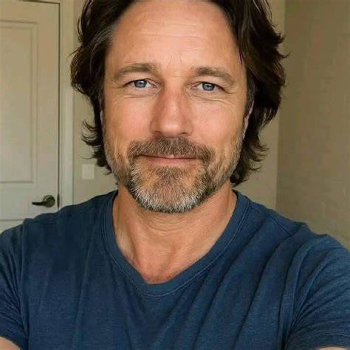 Get to Know Martin Henderson From NZ to Hollywood and What is His Net