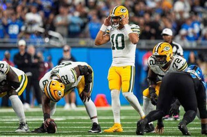 Green Bay Packers Quarterback Jordan Love Helps Stranded Fan Dig Out of