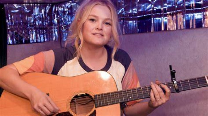 Hailey Whitters Talks Fashion Inspiration, Perseverance With &lsquo;Rolling