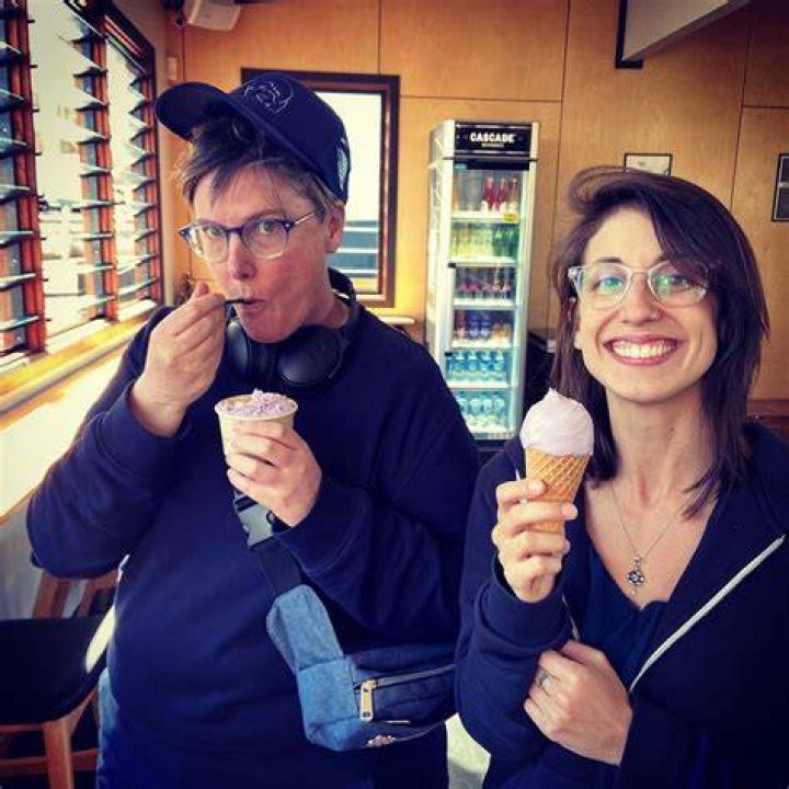 Hannah Gadsby shares photo of wild shark wedding cake