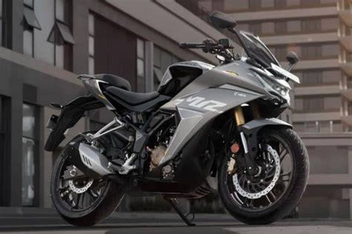 Hero Karizma XMR 210 vs Bajaj Pulsar RS200 Spec Comparison Which is