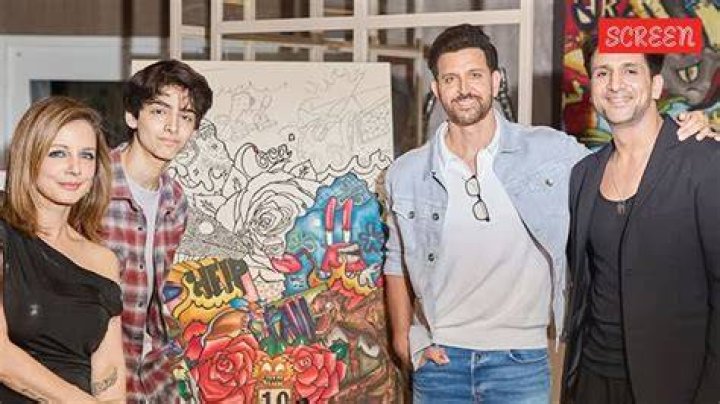 Hrithik Roshan poses with Sussanne Khan's boyfriend Arslan Goni. See