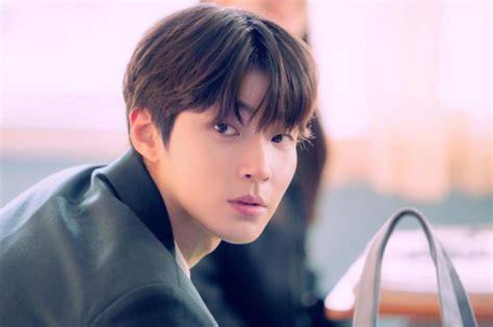 Hwang In Yeop l&ocirc;i cuốn tr&ecirc;n tạp ch&iacute;, bất ngờ tiết lộ muốn thử sức với