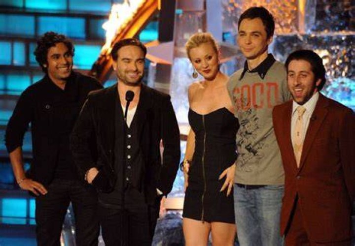 Jim/Kaley and the BBT cast on Watch magazine (Sep 2009) Jim Parsons