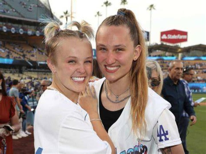 JoJo Siwa and Partner Kylie Prew Are Officially Back Together Celeb