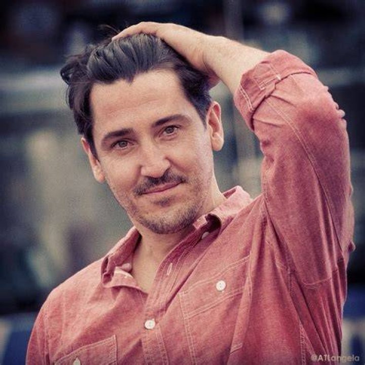 Jonathan Knight looks better than ever!