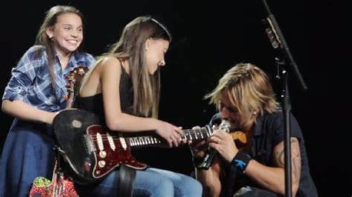 Keith Urban Pulls 2 Sisters On Stage And They Wow The Crowd