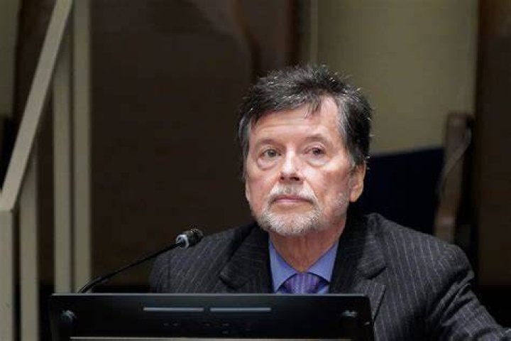 Ken Burns defends himself after photo with Justice Clarence Thomas