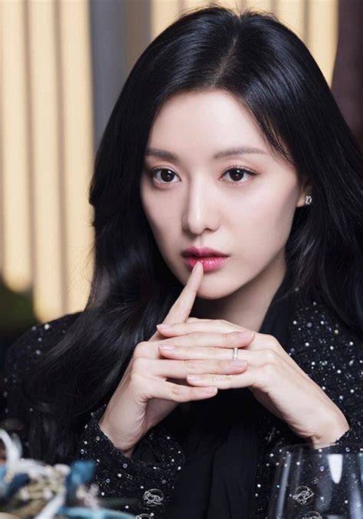 Kim Ji Won officially signs with Song Joong Ki's agency allkpop