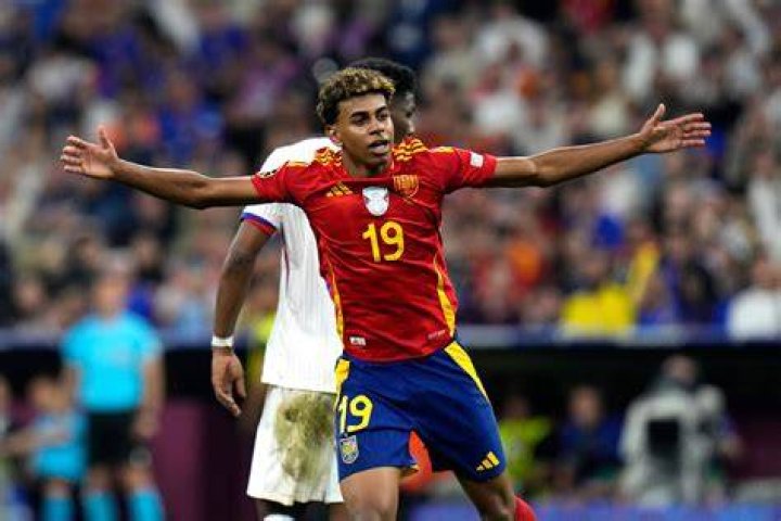 Lamine Yamal se convierte en el debutante más joven del Barcelona La