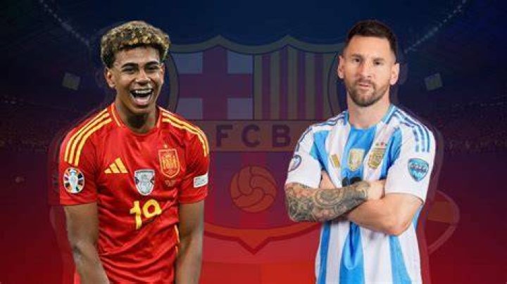 Leo Messi and Lamine Yamal The Story of the Viral Photo World Stock