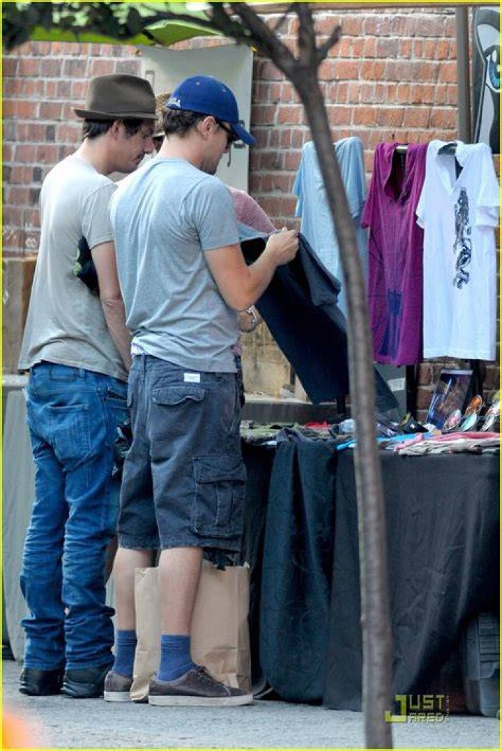 Leonardo DiCaprio Soho Shopping with Lukas Haas! Photo 2565414