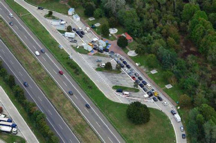 Luftaufnahme Neuenburg am Rhein Parkplatz der Autobahn Rastst&auml;tte