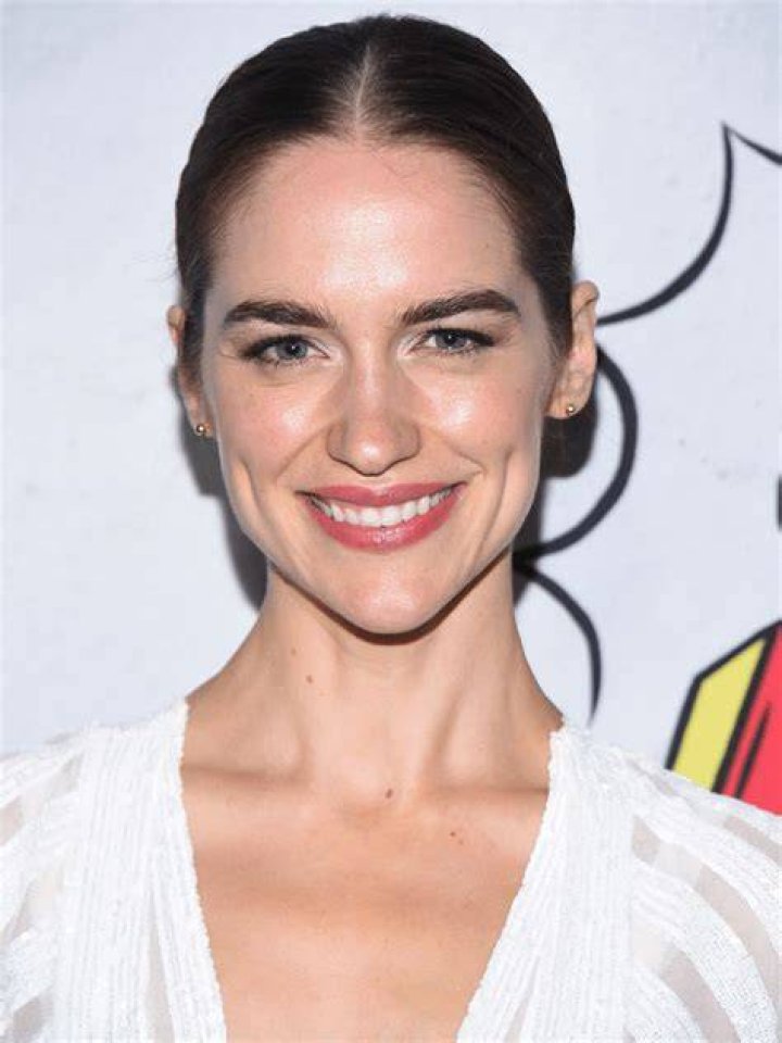 Melanie Scrofano Biography, Age, Height, Husband mrDustBin