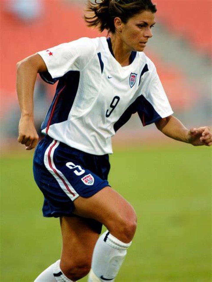 Mia Hamm Bio, Career, Net Worth, Height, Married, Wiki, Facts