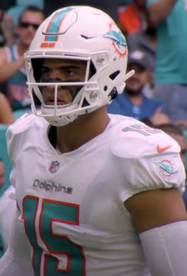 Miami Dolphins LB Jaelan Phillips Wins NFLPA Community Award Sports