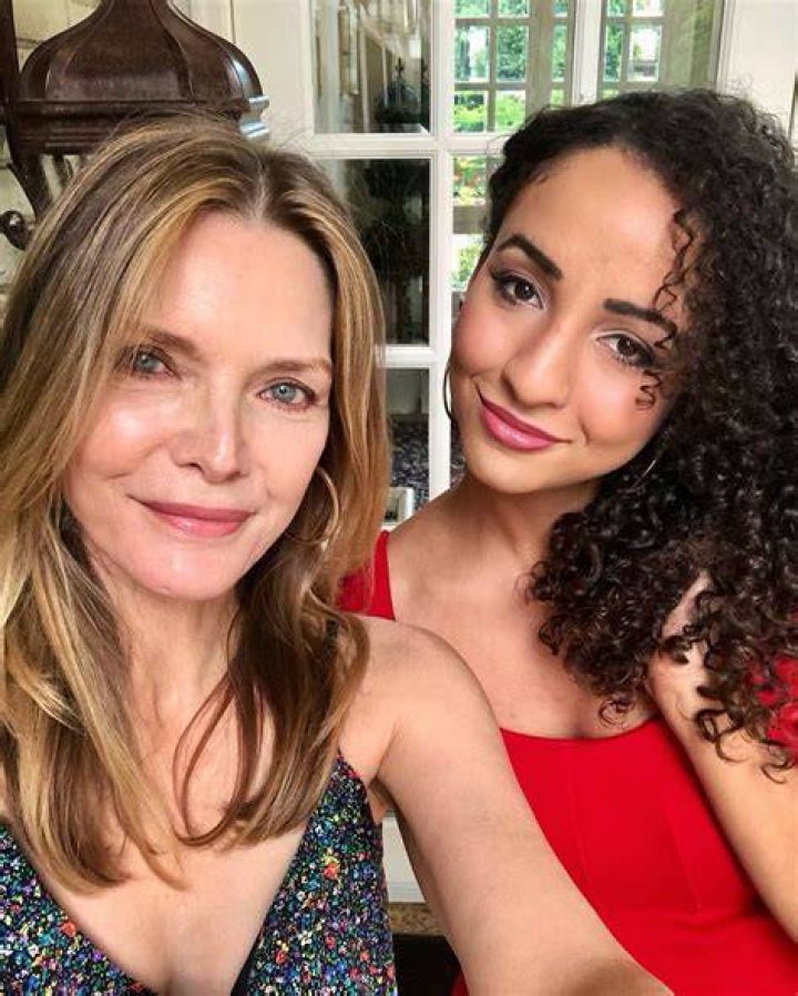 Michelle Pfeiffer posta foto rara ao lado da filha mais velha Famosos