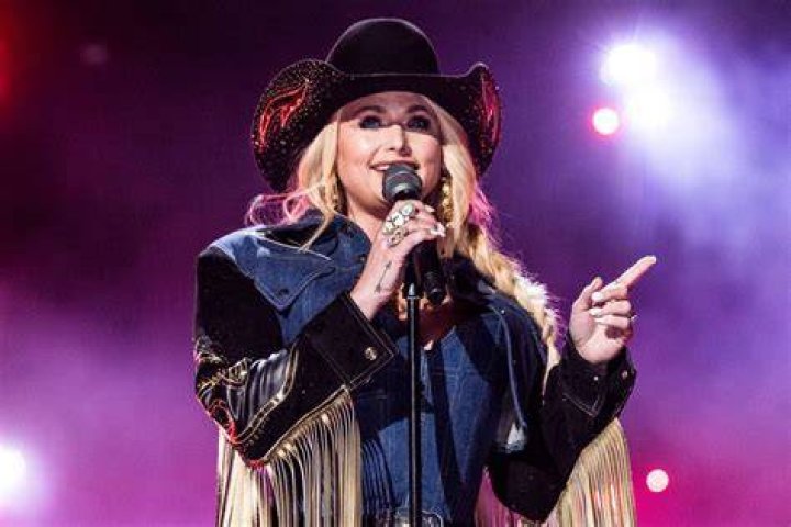 Miranda Lambert Pauses a Show to Call Out Fans Taking a Selfie