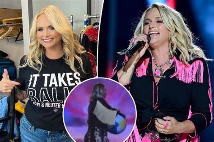 Miranda Lambert Selfie Fans Post Photos, 6 Ladies Up in Front