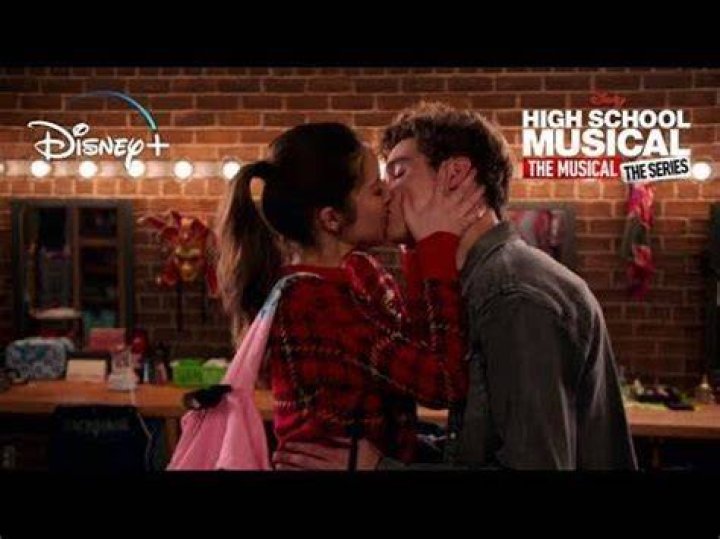 Nini and Ricky Kiss 💋 High School Musical The Musical The Series