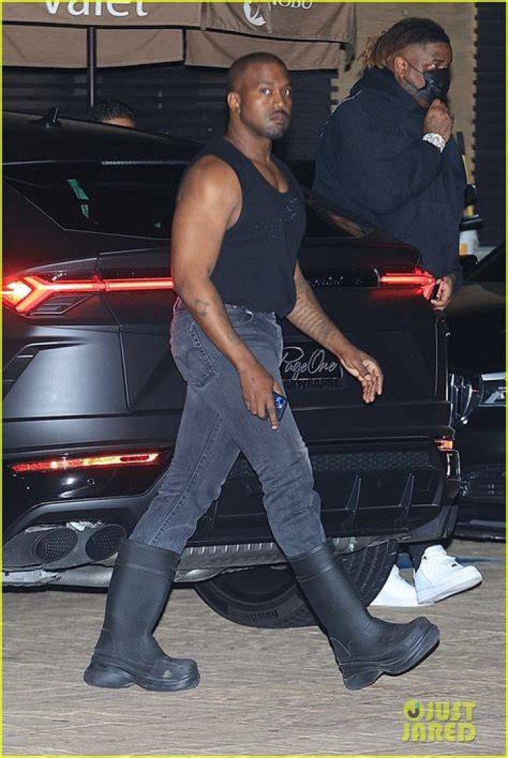 Photo kanye west flaunts his muscles while dining with a kim