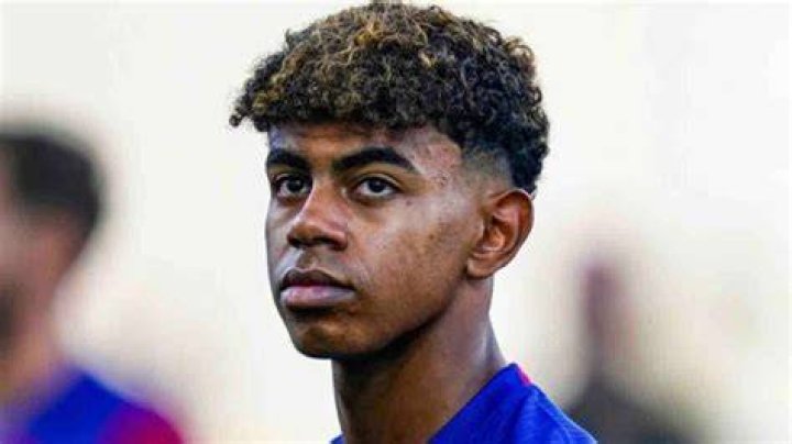 Qui&eacute;n es Lamine Yamal, cu&aacute;ntos a&ntilde;os tiene, y c&oacute;mo y de qu&eacute; juega el