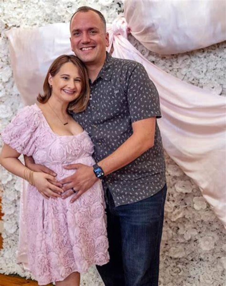 Rose Williams' Pregnancy, Partner, And Relationship Unveiled