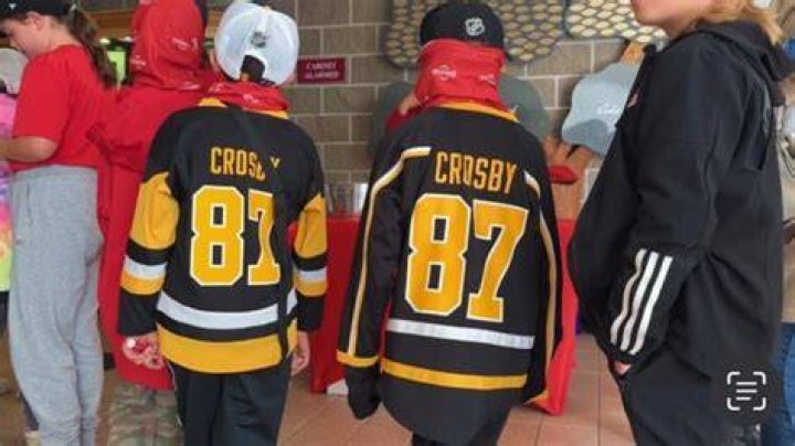 Sidney Crosby surprises Nova Scotia superfan's family with a visit