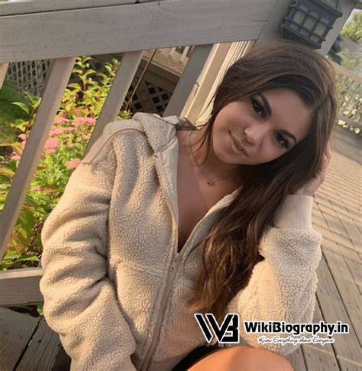 Steph Pappas Wiki, Bio, Net Worth, Twitter, College, Dad, Merch, Age