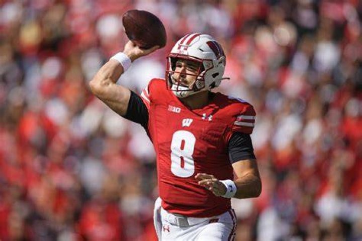 Tanner Mordecai, Wisconsin's No. 1 quarterback, rebounds at practice